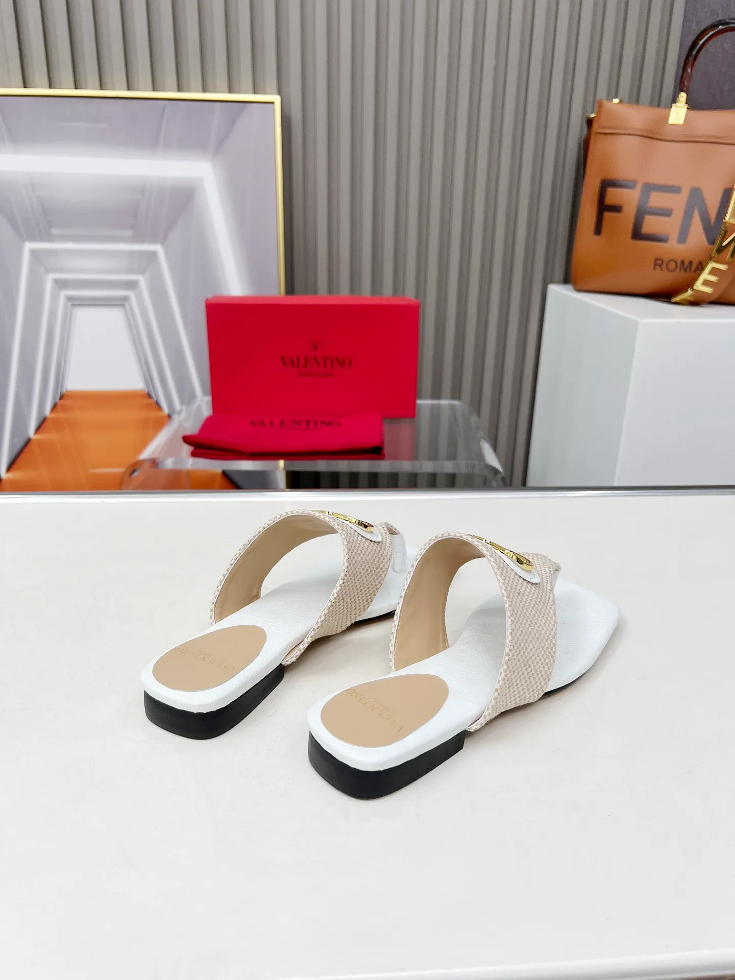 👟👟Ex-factory price 340👟👟 Genuine leather sole +30 Valentino, 25 new spring and summer Valentino color-blocked flat flip flops, sizes 35-43, leather sole +30
